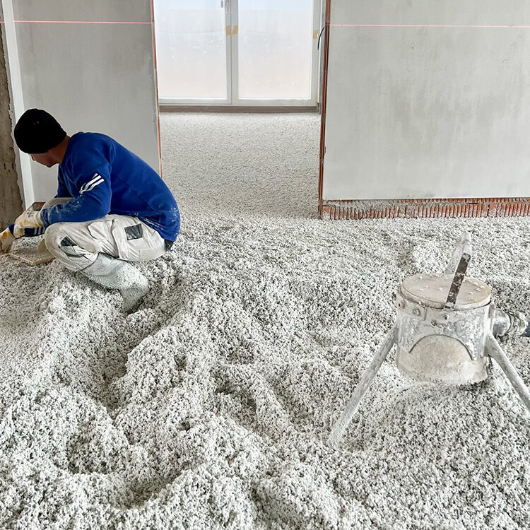 Arbeiter arbeitet auf Schüttung und Isolierung - Schüttung Estrich Lehner