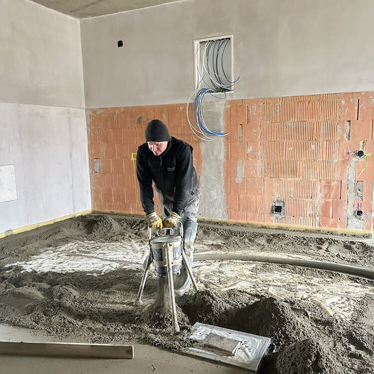 Arbeiter bei Zementestrich